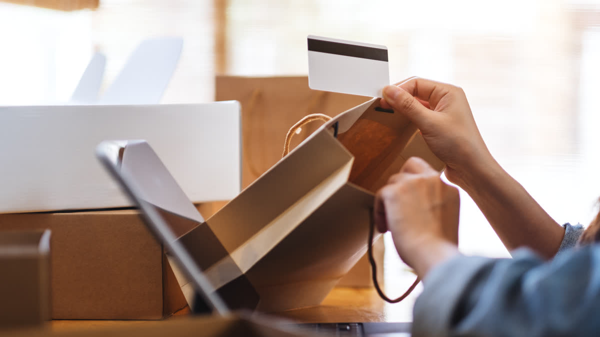 Ilustračný stock: e-shop košík a balík civilne.