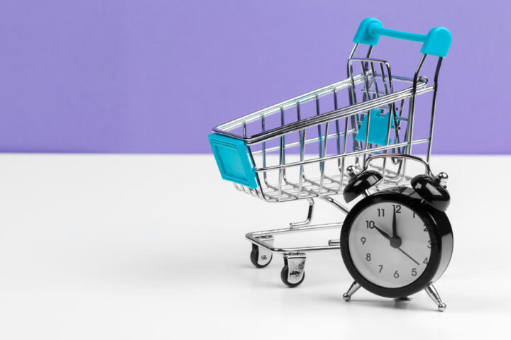 Ilustrační stock: flash sale countdown a košík abstraktně, bez fake UI