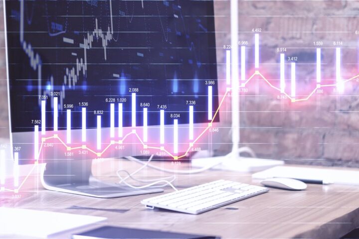 Ilustračný stock: finančný graf na monitore, civilný záber, bez crypto meme, bez falošného broker UI a bez eurobankoviek ako záruky.