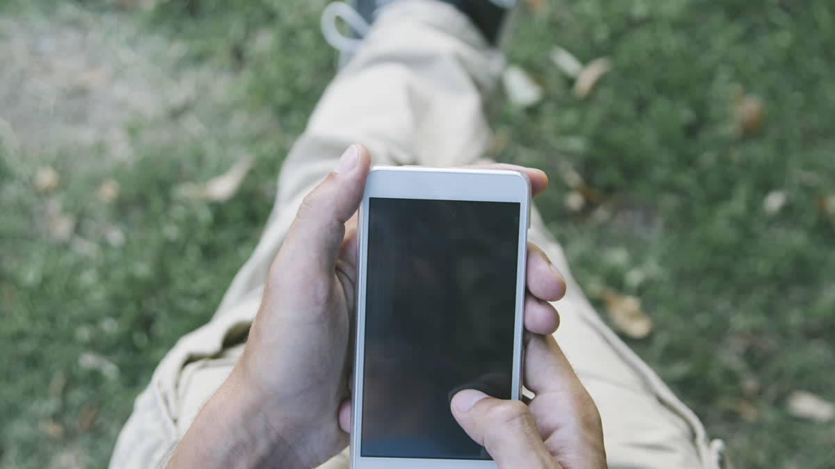 Ilustrační stock: telefon a cestování civilně, bez čitelného UI.