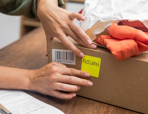Ilustrační stock: balík s oblečením a formulář civilně, bez loga e-shopu.