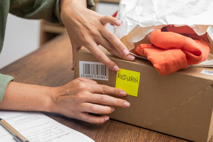 Ilustrační stock: balík s oblečením a formulář civilně, bez loga e-shopu.