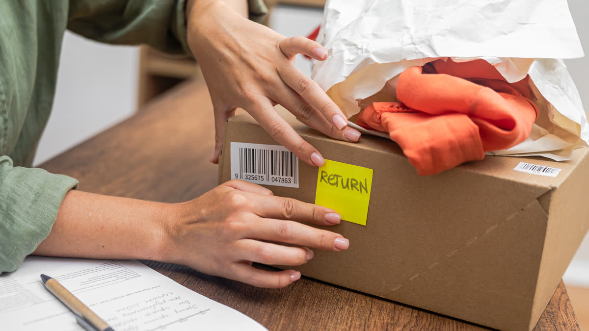 Ilustrační stock: balík s oblečením a formulář civilně, bez loga e-shopu.