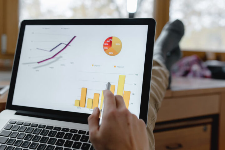 Ilustrační stock: UTM parametry a analytics atribuce abstraktně, bez fake UI