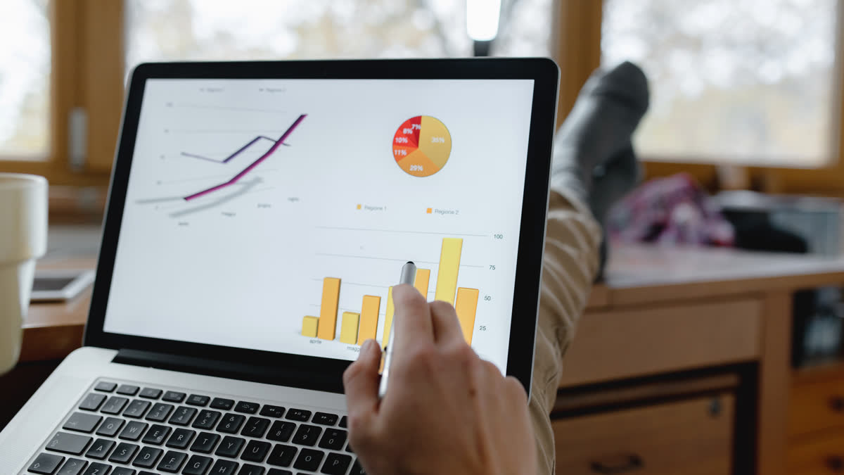 Ilustrační stock: UTM parametry a analytics atribuce abstraktně, bez fake UI